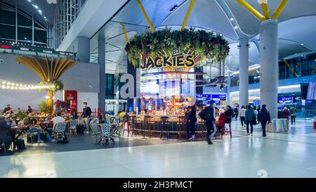 Istanbul, Turquie - 27 octobre 2021 : vue de face du terminal de l'aéroport d'Istanbul avec Jacks Burger en vedette. Banque D'Images