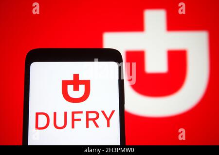 Ukraine.29 octobre 2021.Sur cette photo, le logo Dufry AG apparaît sur l'écran d'un smartphone et d'un pc.Crédit : SOPA Images Limited/Alamy Live News Banque D'Images