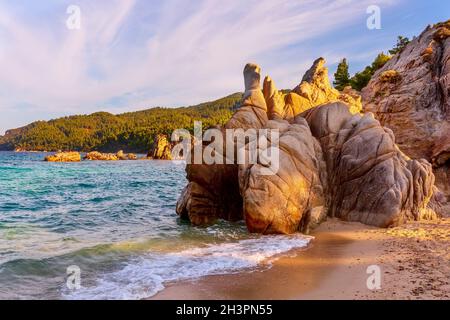 Rochers et mer à Vourvourou, Chalkidiki, Grèce Banque D'Images