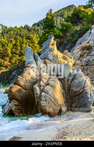 Rochers et mer à Vourvourou, Chalkidiki, Grèce Banque D'Images