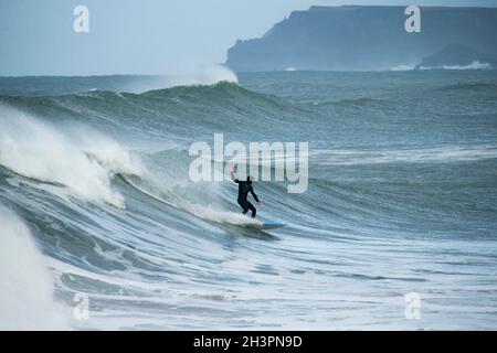 Surf à Portrush comme une grosse tempête de vague arrive au large de l'océan Atlantique et atteint la côte d'Antrim, en Irlande du Nord. Banque D'Images