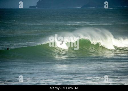 Surf à Portrush comme une grosse tempête de vague arrive au large de l'océan Atlantique et atteint la côte d'Antrim, en Irlande du Nord. Banque D'Images