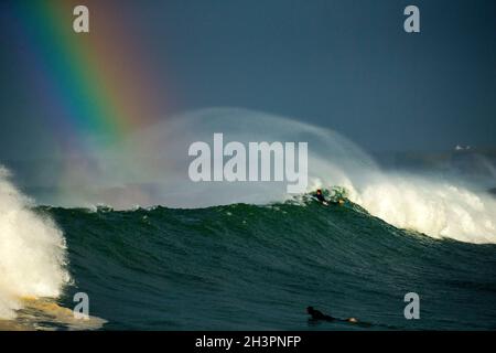 Surf à Portrush comme une grosse tempête de vague arrive au large de l'océan Atlantique et atteint la côte d'Antrim, en Irlande du Nord. Banque D'Images