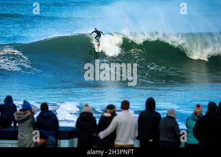 Surf à Portrush comme une grosse tempête de vague arrive au large de l'océan Atlantique et atteint la côte d'Antrim, en Irlande du Nord. Banque D'Images