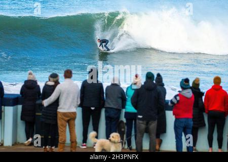 Surf à Portrush comme une grosse tempête de vague arrive au large de l'océan Atlantique et atteint la côte d'Antrim, en Irlande du Nord. Banque D'Images