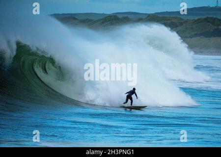 Surf à Portrush comme une grosse tempête de vague arrive au large de l'océan Atlantique et atteint la côte d'Antrim, en Irlande du Nord. Banque D'Images