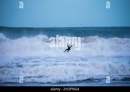 Surf à Portrush comme une grosse tempête de vague arrive au large de l'océan Atlantique et atteint la côte d'Antrim, en Irlande du Nord. Banque D'Images