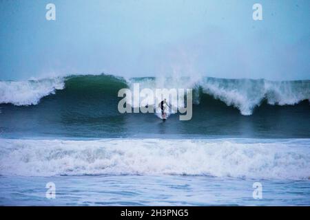 Surf à Portrush comme une grosse tempête de vague arrive au large de l'océan Atlantique et atteint la côte d'Antrim, en Irlande du Nord. Banque D'Images