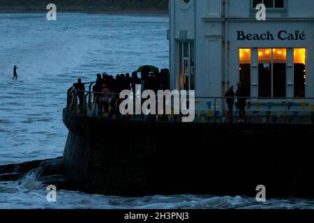 Surf à Portrush comme une grosse tempête de vague arrive au large de l'océan Atlantique et atteint la côte d'Antrim, en Irlande du Nord. Banque D'Images