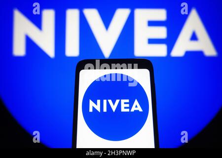 Ukraine.29 octobre 2021.Dans cette illustration, le logo Nivea s'affiche sur un smartphone et un écran d'ordinateur.(Photo de Pavlo Gonchar/SOPA Images/Sipa USA) crédit: SIPA USA/Alay Live News Banque D'Images