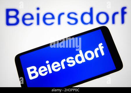 Ukraine.29 octobre 2021.Dans cette illustration, le logo Beiersdorf AG est affiché sur un smartphone et un écran de pc.(Photo de Pavlo Gonchar/SOPA Images/Sipa USA) crédit: SIPA USA/Alay Live News Banque D'Images