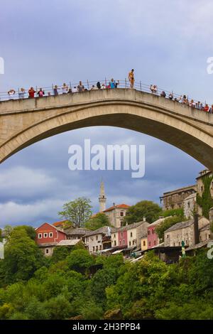 MOSTAR, Bosnie-herzégovine - 05 SEPTEMBRE : saut de l'ancien pont sur Septembre 05, 2015 à Mostar, Bosnie et Herzegovi Banque D'Images