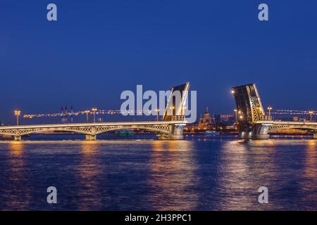 Rivière Neva et pont Blagoveshchensky ouvert - Saint-Pétersbourg Russie Banque D'Images