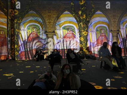 Upper Darby, États-Unis.23 octobre 2021.Les amateurs de musée vus s'allonger sur le sol tout en regardant la projection pendant le spectacle.Van Gogh l'expérience immersive est un spectacle de projection dans une salle de deux étages dans le Tower Theatre.Le spectacle affiche une vue à 360 degrés de certains des travaux les plus populaires de Van Gogh, la salle dispose d'oreillers, de bancs et de chaises pour les amateurs de musée pour se détendre tout en regardant le spectacle.(Photo par Aimee Dilger/SOPA Images/Sipa USA) crédit: SIPA USA/Alay Live News Banque D'Images