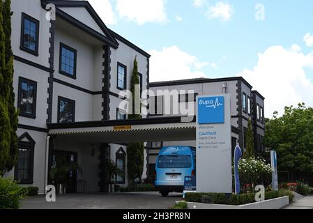 Entrée à Bupa Aged Care Caulfield sur North Rd, dans la ville métropolitaine de Melbourne, avec un minibus Toyota et une signalisation accueillant de nouveaux résidents visibles Banque D'Images