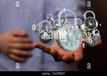 Signe 3D de la protection des technologies de l'information flottant sur la main d'un homme Banque D'Images