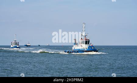 Remorqueur escortant un navire sur le chemin du port De Swinoujscie sur la côte polonaise de la mer Baltique Banque D'Images