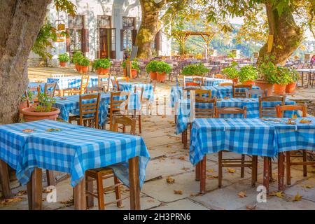 Vue sur le café de la rue à Makrinitsa, Pélion, Grèce Banque D'Images