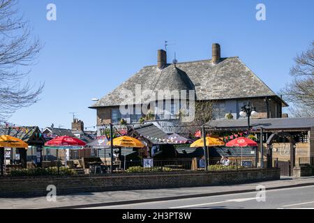 EAST GROUNPLACE, WEST SUSSEX, Royaume-Uni - AVRIL 17 : réouverture de la maison publique du chemin de fer pendant la pandémie Covid 19 à East Grunplace Banque D'Images