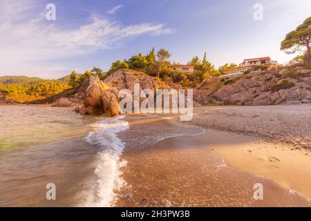 Rochers et mer à Vourvourou, Chalkidiki, Grèce Banque D'Images