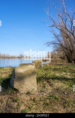 Pierre sur la rive de l'Elbe sur la Piste cyclable d'Elbe près de Magdeburg en Allemagne Banque D'Images