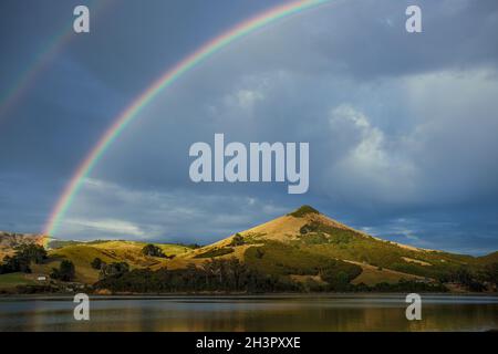 Double arc-en-ciel sur la péninsule d'Otago Banque D'Images