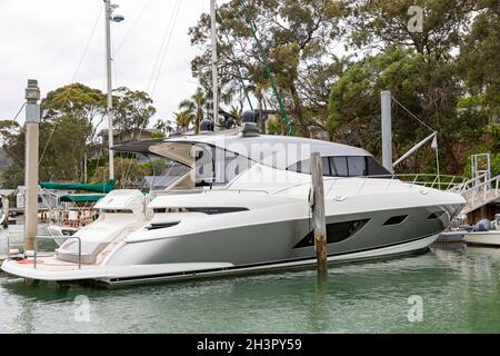 Grand luxe Riviera fait platine bateau à moteur de croisière amarré sur Pittwater dans les plages du nord de Sydney, Nouvelle-Galles du Sud, Australie Banque D'Images