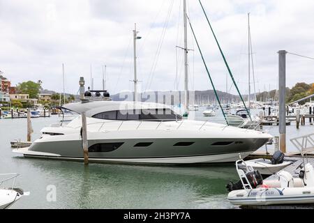 Grand luxe Riviera fait platine bateau à moteur de croisière amarré sur Pittwater dans les plages du nord de Sydney, Nouvelle-Galles du Sud, Australie Banque D'Images