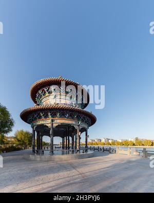 Vieux pavillon traditionnel au bord de la rivière Banque D'Images