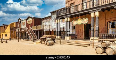 Ville ancienne de l'extrême-ouest avec saloon. Ancienne architecture en bois à Wild West. Banque D'Images