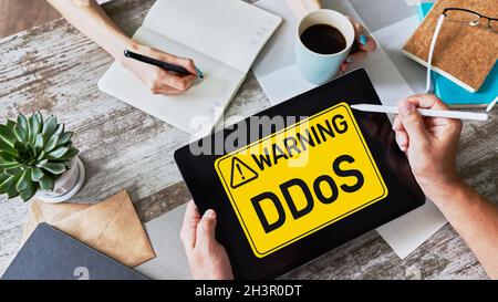 Message de détection d'attaque DDoS. Virus et piratage. Cyber-sécurité et concept Internet. Banque D'Images