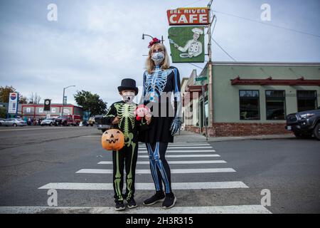 29 octobre 2020, Garberville, Californie, États-Unis: Une femme pose avec son fils vêtu pour Halloween..a Garberville, un petit village dans le nord de la Californie, beaucoup de gens sont sortis dans les rues habillées pour célébrer Halloween avec leurs enfants, qui sont allés porte à porte à la collecte de bonbons.(Credit image: © Antonio Cascio/SOPA Images via ZUMA Press Wire) Banque D'Images