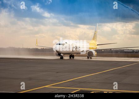 Avion jaune de la compagnie aérienne Bees sur le tablier.Boeing 737-800 UR-UBA avion de tourisme.Après la pluie et le lavage.Copier piste d'espace.Ukraine, Kiev - 19 mars 2021. Banque D'Images