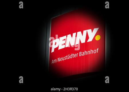 Panneau au néon pour une branche du comptoir alimentaire Penny Dans le centre-ville de Magdebourg en Allemagne Banque D'Images