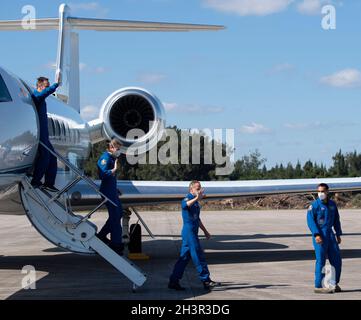 Raja Chari, astronautes de la NASA, à droite, Tom Marshburn, deuxième de droite, Kayla Barron,Deuxième de gauche, et l'astronaute de l'ESA (Agence spatiale européenne) Matthias Maurer, à gauche, sont vus comme ils arrivent de Houston à l'installation de lancement et d'atterrissage au centre spatial NASAs Kennedy avant la mission de l'équipage SpaceXs-3, le mardi 26 octobre 2021, en Floride.NASAs la mission SpaceX Crew-3 est la troisième mission de rotation d'équipage du vaisseau spatial SpaceX Crew Dragon et de la fusée Falcon 9 à la Station spatiale internationale dans le cadre du programme agencys commercial Crew.Le lancement de Chari, Marshburn, Barron et Maurer est prévu Banque D'Images