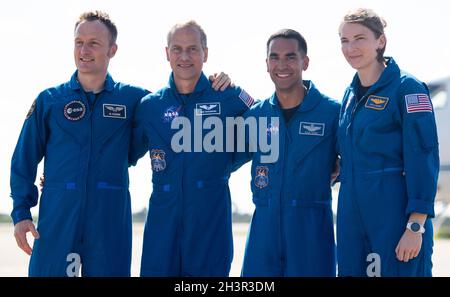 Matthias Maurer, astronaute de l'ESA (Agence spatiale européenne), à gauche, et Tom Marshburn, astronautes de la NASA, deuxième à partir de la gauche, Raja Chari, deuxième à partir de la droite, et Kayla Barron,À droite, posez pour une photo après avoir répondu aux questions des membres des médias après leur arrivée à l'installation de lancement et d'atterrissage au centre spatial NASAs Kennedy avant la mission de l'équipage 3-SpaceXs, le mardi 26 octobre 2021, en Floride.NASAs la mission SpaceX Crew-3 est la troisième mission de rotation d'équipage de l'engin spatial SpaceX Crew Dragon et de la fusée Falcon 9 à la Station spatiale internationale dans le cadre de l'équipage commercial agencys Pro Banque D'Images