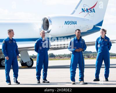 L'astronaute de la NASA Raja Chari, deuxième en partant de la droite, s'adresse aux médias après être arrivé de Houston au centre spatial NASAs Kennedy, avec les autres astronautes de la NASA Tom Marshburn, deuxième en partant de la gauche et Kayla Barron, à droite,Et l'astronaute Matthias Maurer de l'ESA (Agence spatiale européenne) est parti, devant la mission de l'équipage SpaceXs-3, le mardi 26 octobre 2021, en Floride.NASAs la mission SpaceX Crew-3 est la troisième mission de rotation d'équipage du vaisseau spatial SpaceX Crew Dragon et de la fusée Falcon 9 à la Station spatiale internationale dans le cadre du programme agencys commercial Crew.Caractères Banque D'Images