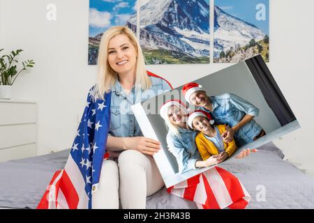 Photo imprimée sur toile, fond blanc.Bonne famille en chapeaux de père Noël célébrant Noël à la maison Banque D'Images