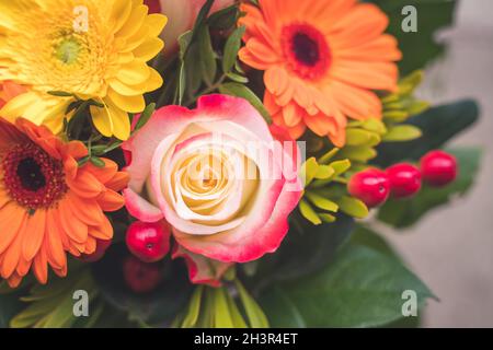 Salutations, anniversaire ou concept de la Fête de la mère : gros plan d'un bouquet de fleurs de printemps frais avec gerbera et roses roses Banque D'Images
