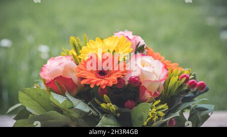 Salutations, anniversaire ou concept de la Fête de la mère : gros plan d'un bouquet de fleurs de printemps frais avec gerbera et roses roses Banque D'Images