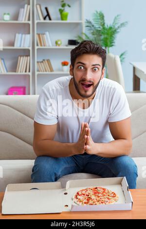 Man eating pizza à emporter à la maison avoir un repos relaxant Banque D'Images