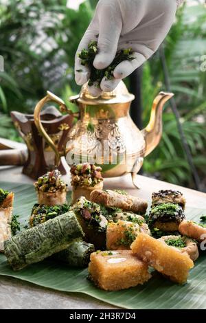 pâtisserie traditionnelle baklava moyenne-orientale sur la table de café de dinde istanbul Banque D'Images