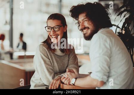 Un couple d'affaires est assis dans un café après un jour de semaine Banque D'Images