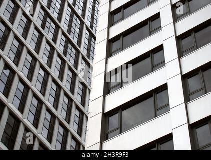 Gros plan sur de grands immeubles modernes en forme de rose avec revêtement blanc et fenêtres sombres Banque D'Images