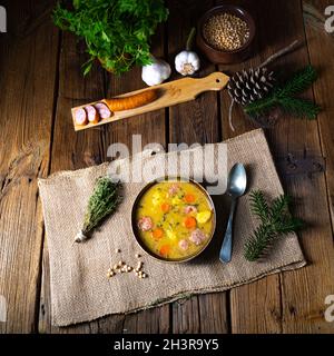 Soupe classique aux pois avec saucisse et viande Banque D'Images