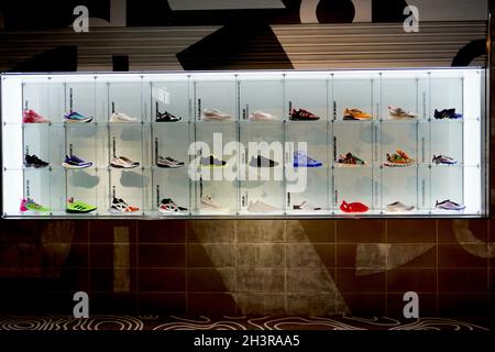 Formateurs exposés dans le magasin Adidas sur Oxford Street, Londres, Royaume-Uni Banque D'Images