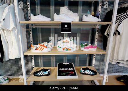 Formateurs exposés dans le magasin Adidas sur Oxford Street, Londres, Royaume-Uni Banque D'Images