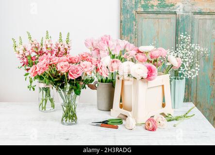 Lieu de travail du fleuriste : fleurs et accessoires. Passe-temps jardin Banque D'Images