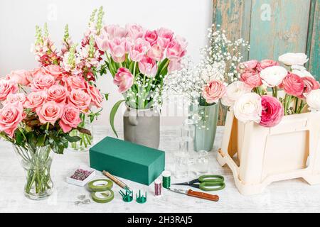 Lieu de travail du fleuriste : fleurs et accessoires. Passe-temps jardin Banque D'Images