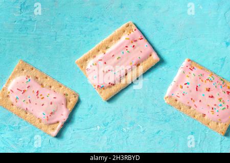 Tartes pop roses sur fond bleu, photo du haut Banque D'Images